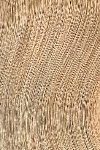 Indisk Tempelhår Tape Extensions selges i pakker av 10 festen som utgjør 5 sandwiches. Festene er 3 cm brede og 0,5 cm i høyden. Leveres i lengdene 35, 45, 55cm. Håret er Double Drawn