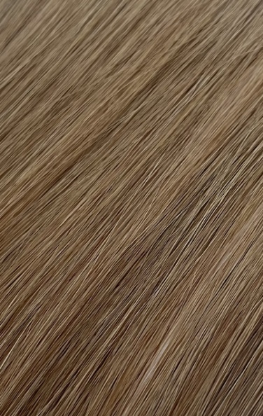 Indisk Tempelhår Tape Extensions selges i pakker av 10 festen som utgjør 5 sandwiches. Festene er 3 cm brede og 0,5 cm i høyden. Leveres i lengdene 25, 35, 45, 55cm. Håret er Double Drawn